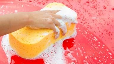 Deze 5 huishoudproducten beschadigen je auto – voorkom onnodige schade